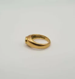 Bague or jaune sertie d’un saphir