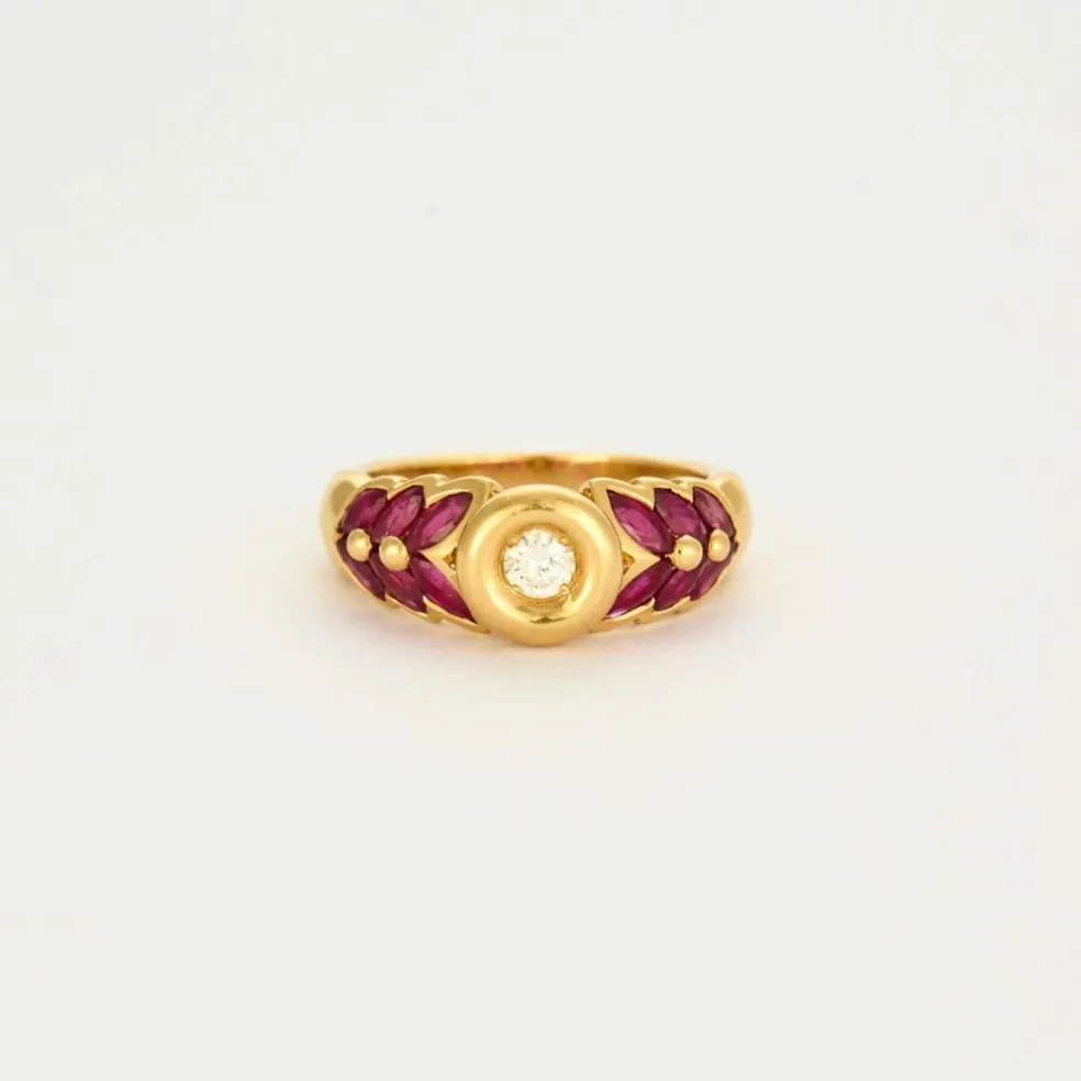 Bague or jaune sertie d'un diamant avec rubis