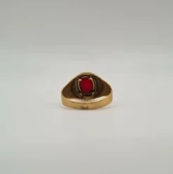 Bague or jaune sertie d’un rubis