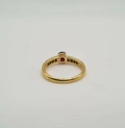 Bague or jaune sertie d’un rubis et diamants