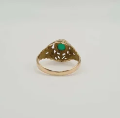 Bague or jaune sertie d'une pierre verte