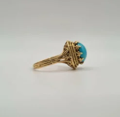 Bague or jaune sertie d’une turquoise