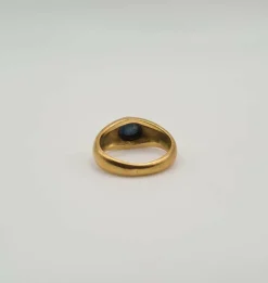 Bague or jaune sertie d’un saphir