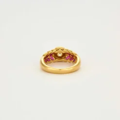 Bague or jaune sertie d'un diamant avec rubis
