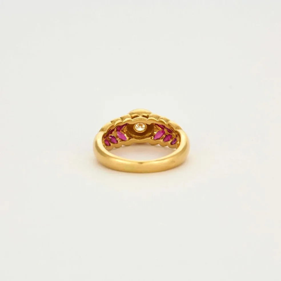 Bague or jaune sertie d'un diamant avec rubis