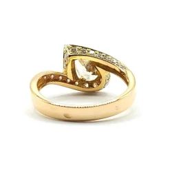Bague or jaune sertie d'un diamant poire et diamants ronds