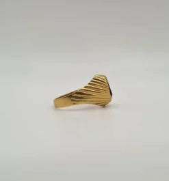 Bague or jaune sertie d’un rubis