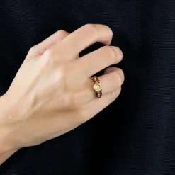 Bague or jaune sertie d'un diamant avec rubis