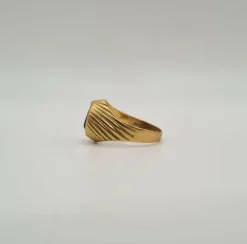Bague or jaune sertie d’un rubis