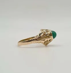 Bague or jaune sertie d'une pierre verte