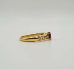 Bague or jaune sertie d’un rubis et diamants