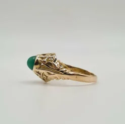 Bague or jaune sertie d'une pierre verte