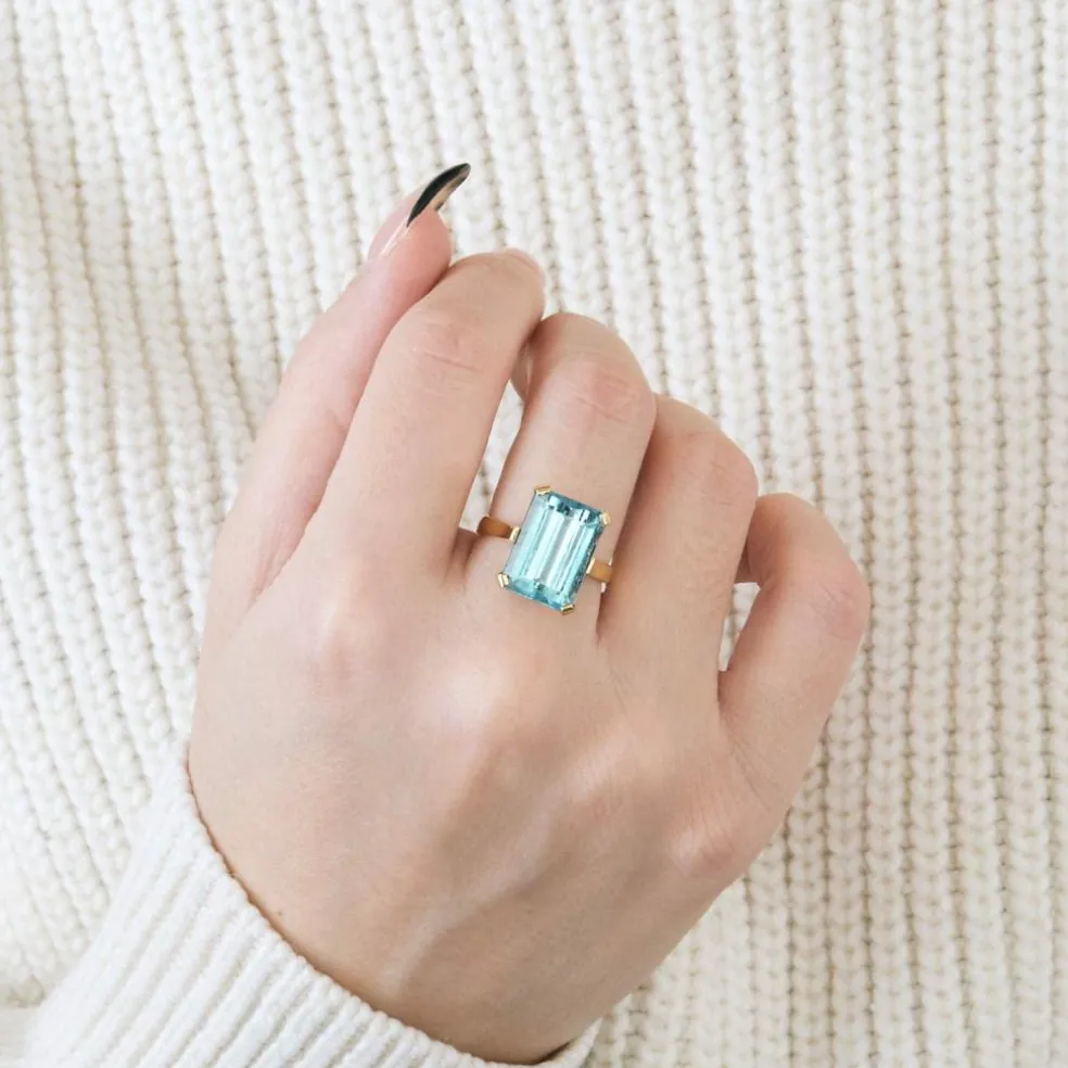 Bague or jaune topaze bleue