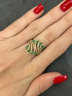 Bague or rose 8 emeraudes et 126 diamants