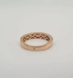 Bague or rose sertie de diamants et saphir multi-couleur