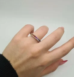 Bague or rose sertie de diamants et saphir multi-couleur