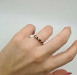 Bague or rose sertie de rubis roses