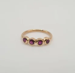 Bague or rose sertie de rubis roses