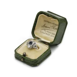 Bague or, saphirs et diamants