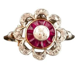 Bague Ornée d'un Diamant, entourage de Rubis Calibrés