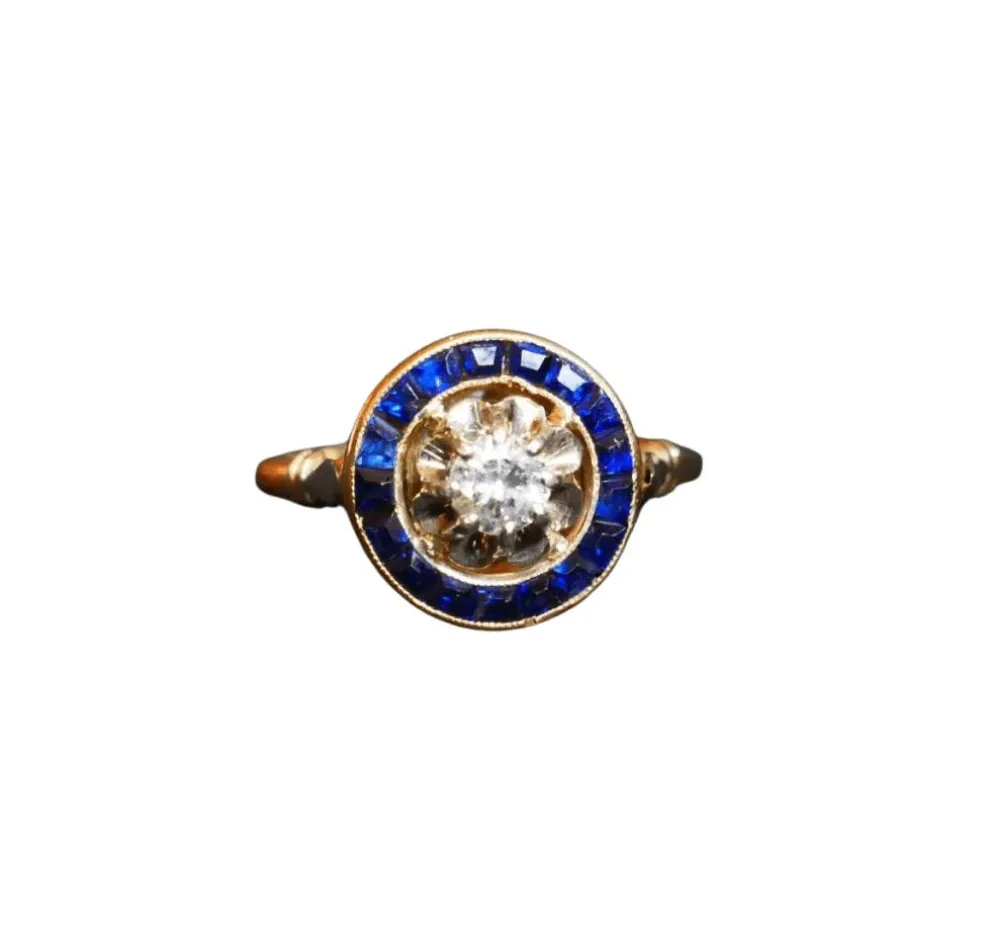 Bague ornée d'un Diamant, entourage de Saphirs calibrés