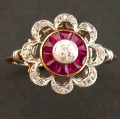 Bague Ornée d'un Diamant, entourage de Rubis Calibrés