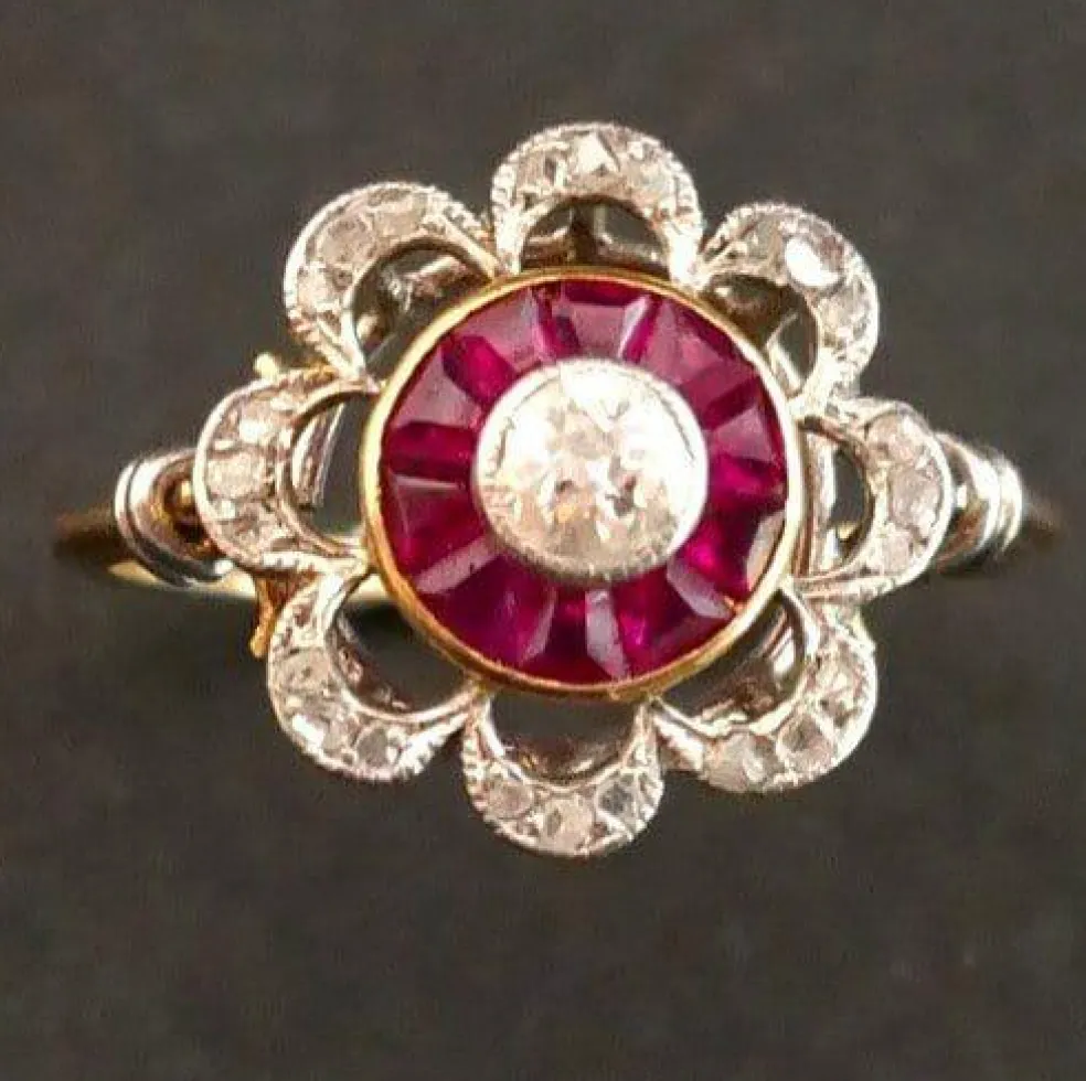 Bague Ornée d'un Diamant, entourage de Rubis Calibrés
