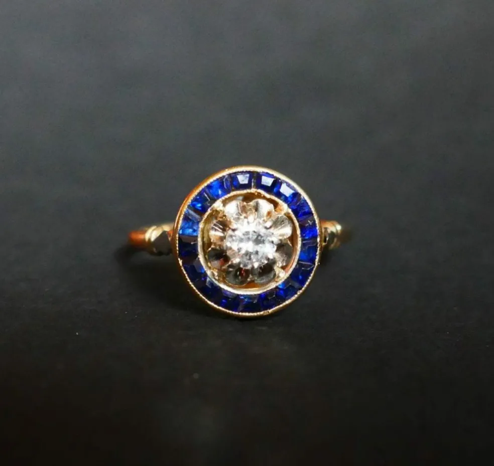 Bague ornée d'un Diamant, entourage de Saphirs calibrés