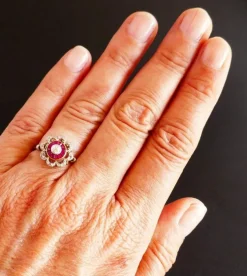 Bague Ornée d'un Diamant, entourage de Rubis Calibrés
