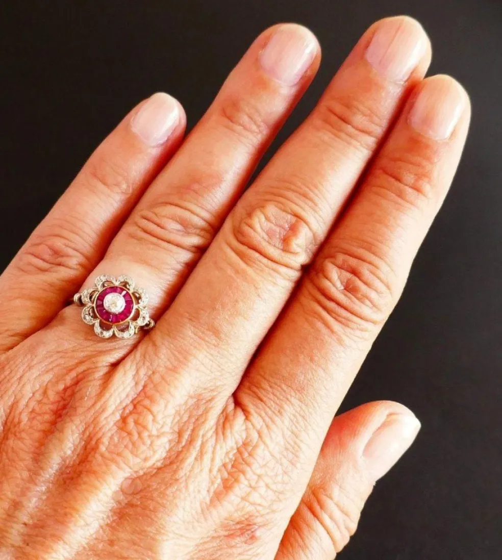Bague Ornée d'un Diamant, entourage de Rubis Calibrés