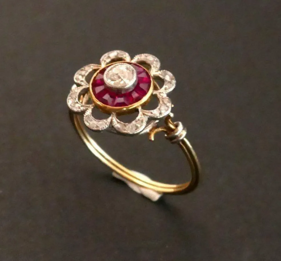 Bague Ornée d'un Diamant, entourage de Rubis Calibrés