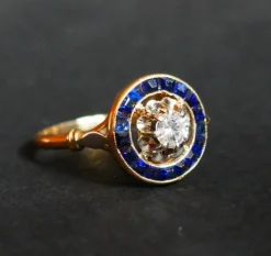 Bague ornée d'un Diamant, entourage de Saphirs calibrés