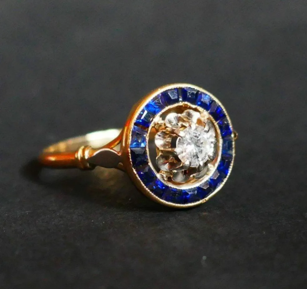 Bague ornée d'un Diamant, entourage de Saphirs calibrés