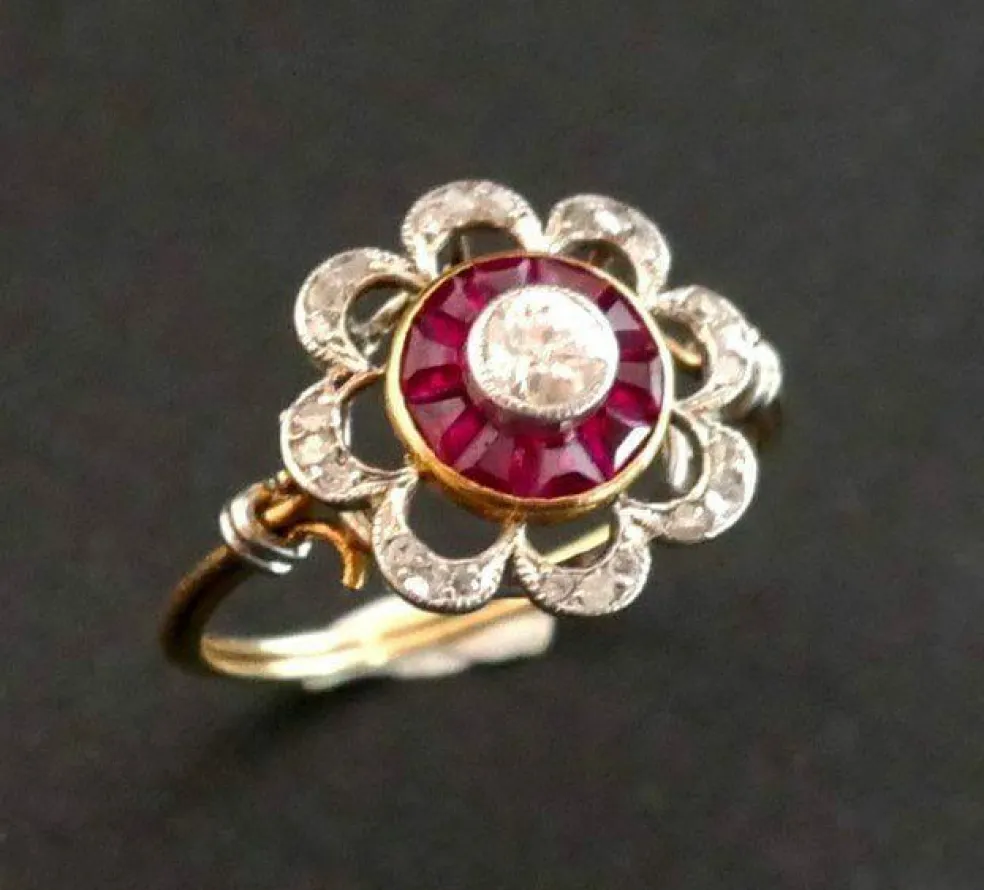 Bague Ornée d'un Diamant, entourage de Rubis Calibrés
