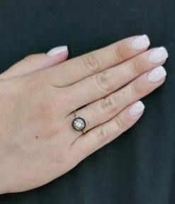 Bague ornée d'un Diamant, entourage de Saphirs calibrés