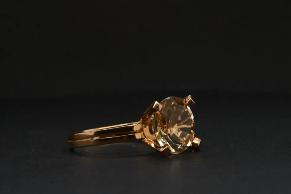 Bague ornée d'une Citrine Taille Brillant en or