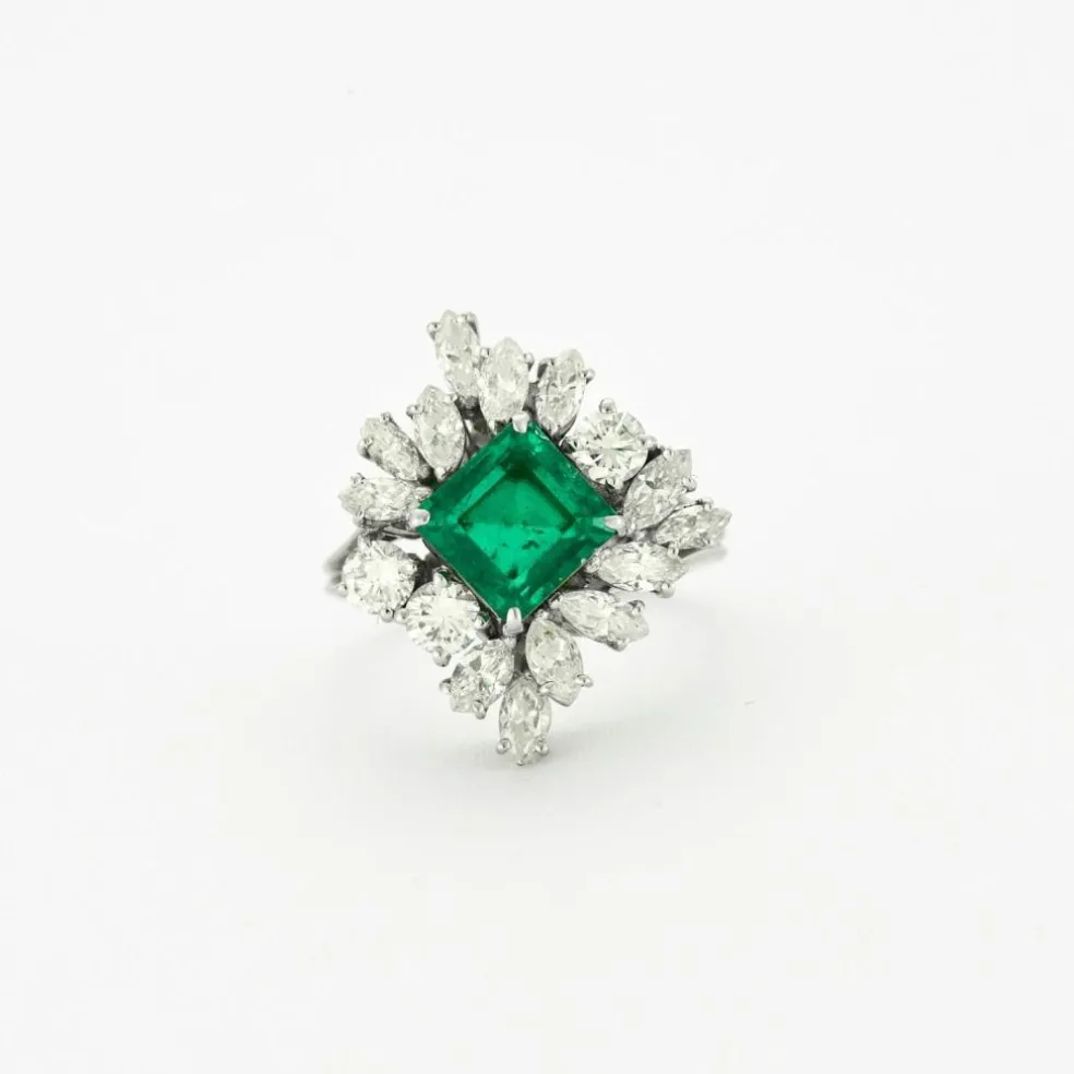 Bague ornée d'une émeraude de 2,5 carats et de diamants