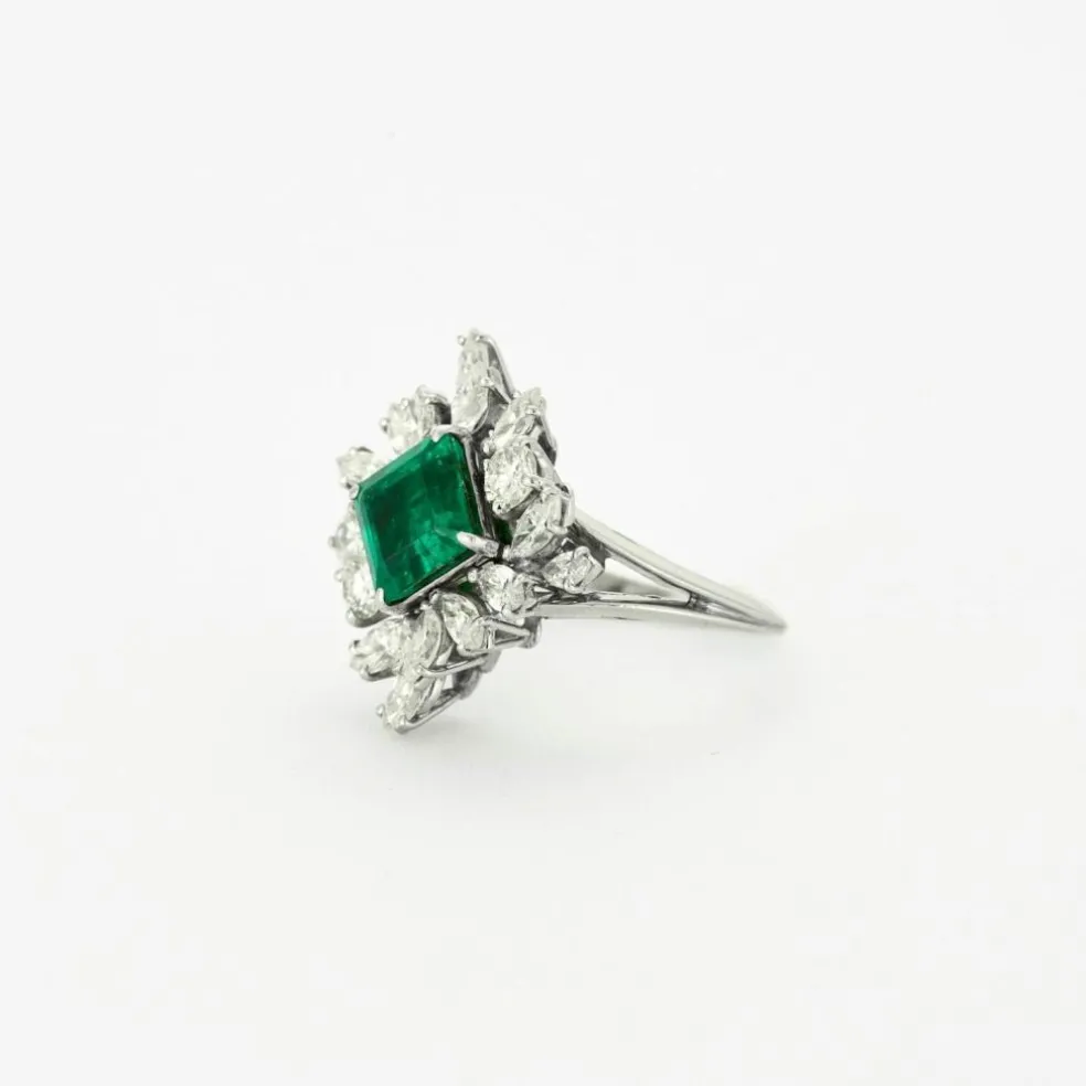 Bague ornée d'une émeraude de 2,5 carats et de diamants