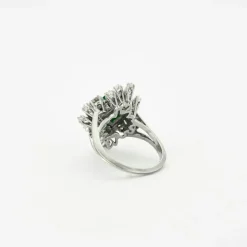 Bague ornée d'une émeraude de 2,5 carats et de diamants