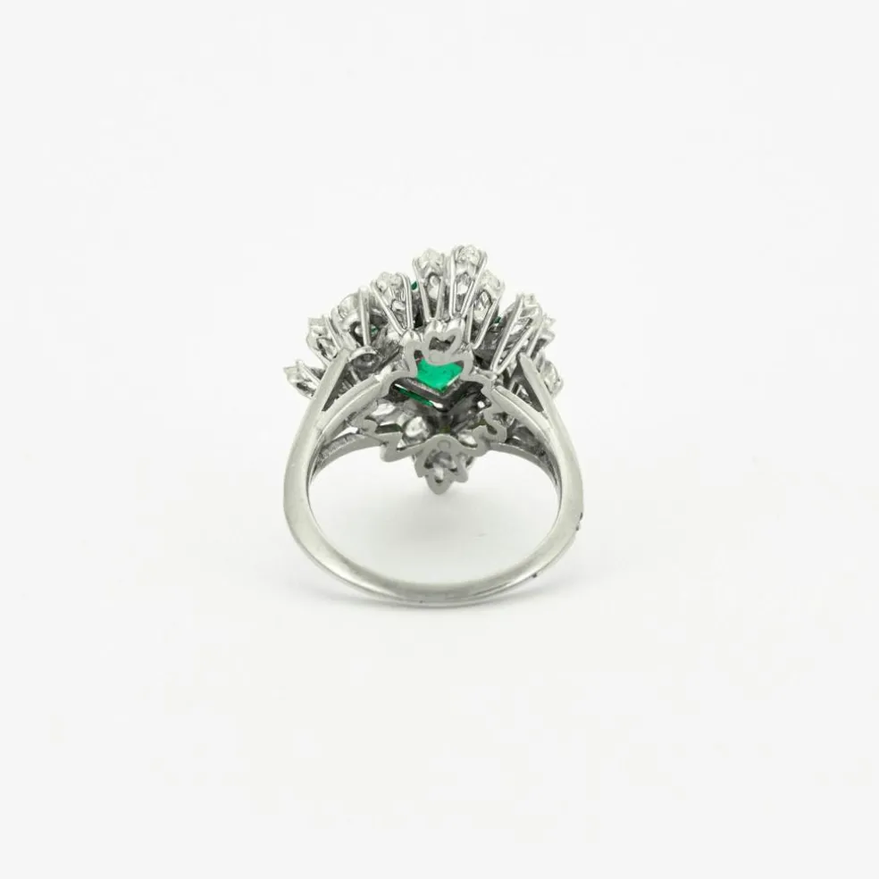 Bague ornée d'une émeraude de 2,5 carats et de diamants