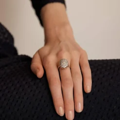 Bague ovale, en or gris, diamants