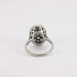 Bague ovale, en or gris, diamants