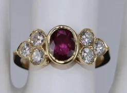 Bague ovale en or jaune avec rubis et diamants