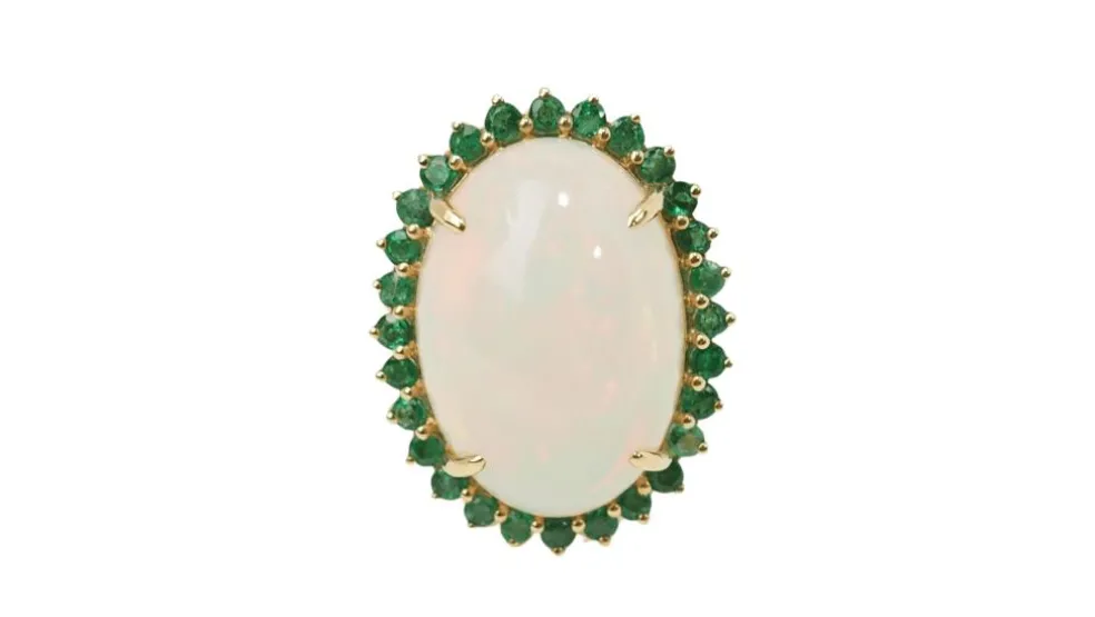 Bague ovale en or jaune, opale cabochon et émeraudes