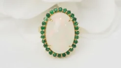 Bague ovale en or jaune, opale cabochon et émeraudes