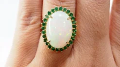 Bague ovale en or jaune, opale cabochon et émeraudes