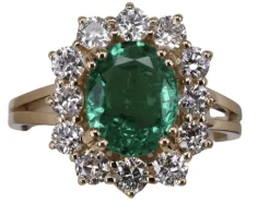 Bague ovale en or jaune pavé d'émeraudes et de diamants