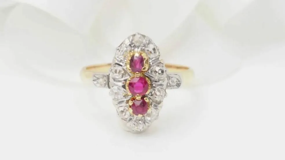 Bague ovale en or jaune, rubis et diamants