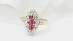 Bague ovale en or jaune, rubis et diamants