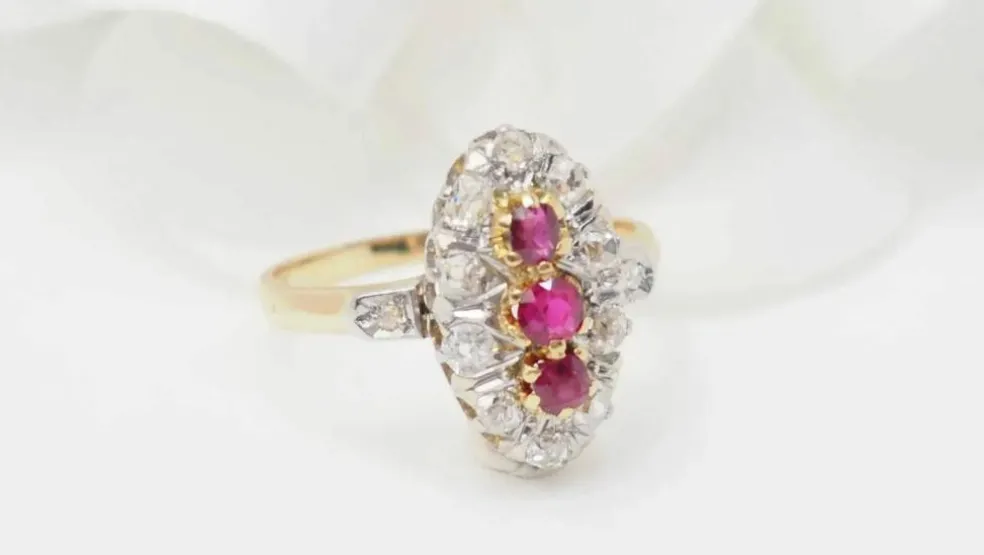 Bague ovale en or jaune, rubis et diamants